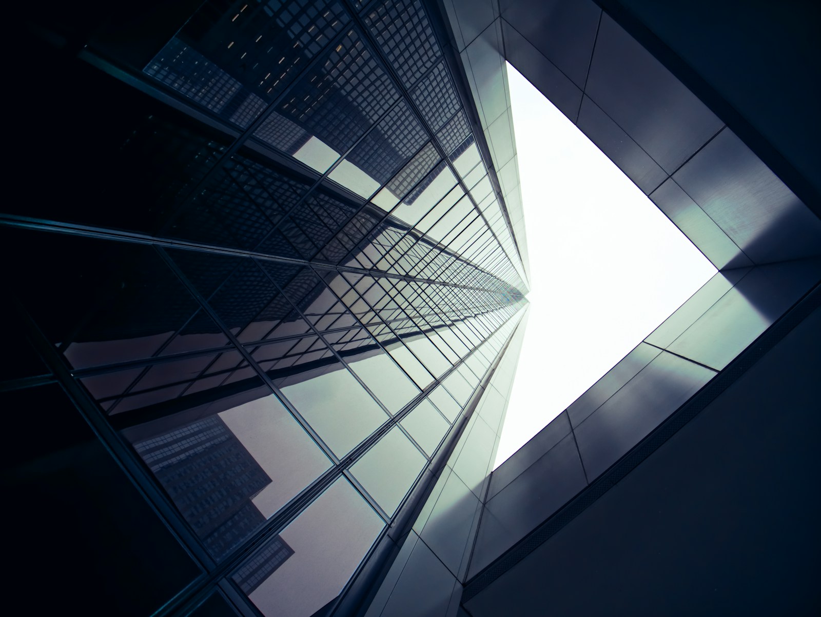 Líneas y reflejos de arquitectura corporativa contemporánea